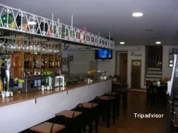 BAR RESTAURANTE LA PLAZA, restaurant a La Adrada