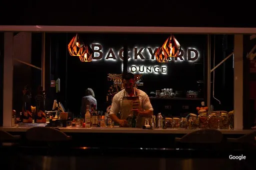 Foto de Backyard Lounge
