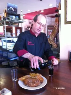 Miguel, en la barra, jatetxea (Murcia)